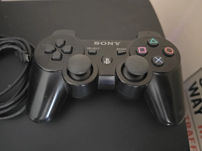 Sony PlayStation 3 Slim 500GB includes 1x Controller